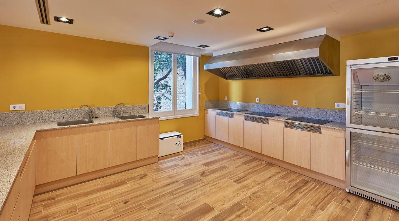 Alberg Abat Oliba Monistrol de Montserrat Екстериор снимка A kitchen with a wall mounted ventilation hood